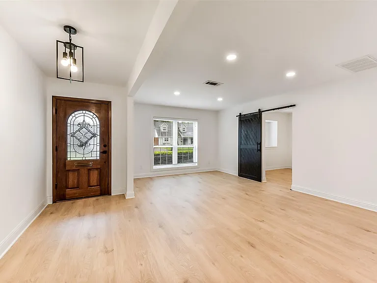 5946 Valkeith Dr — Photo 16