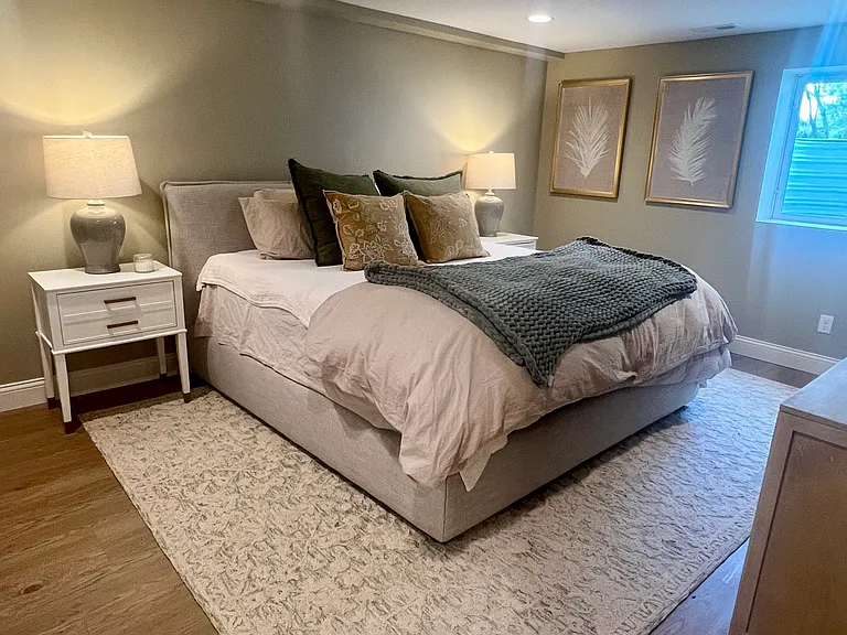 Large LL Primary bedroom in lower level (16' x 12') w Egress window