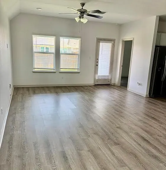 204 Sweetwater Creek Ln — Photo 3