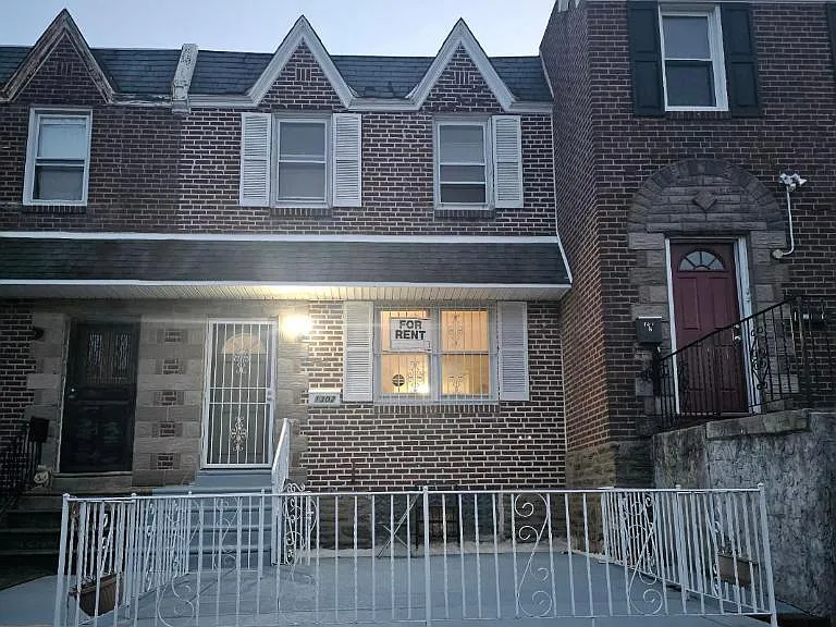 1302 Wells St — Photo 2