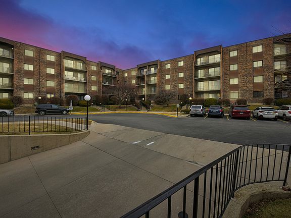 2nd image of 601 W Huntington Commons Rd APT 202