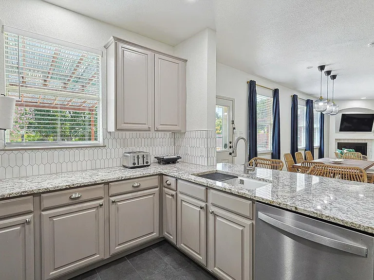 1049 Pullman Dr — Photo 18