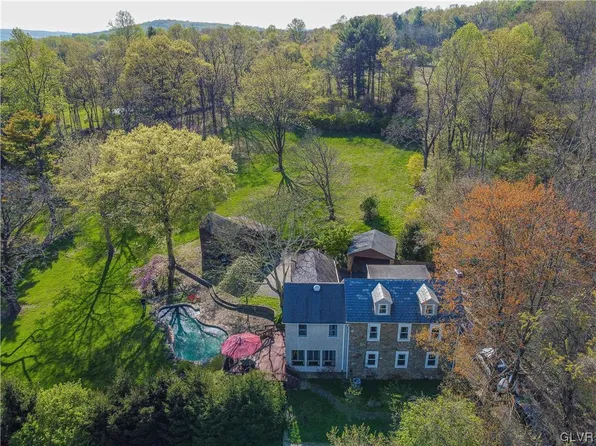 3430 Drifting Dr, Hellertown, PA 18055