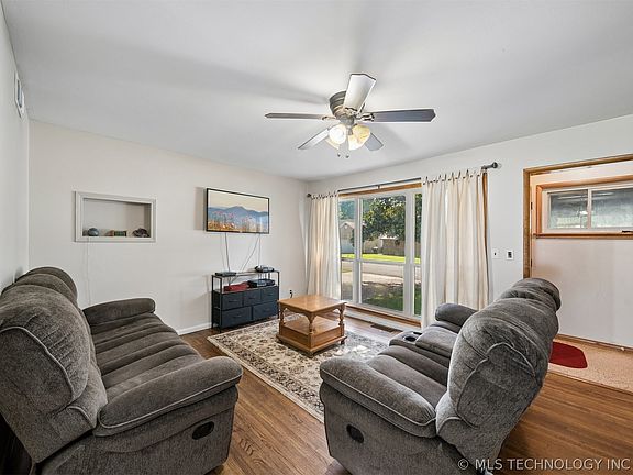 5th image of 1000 N Maple St