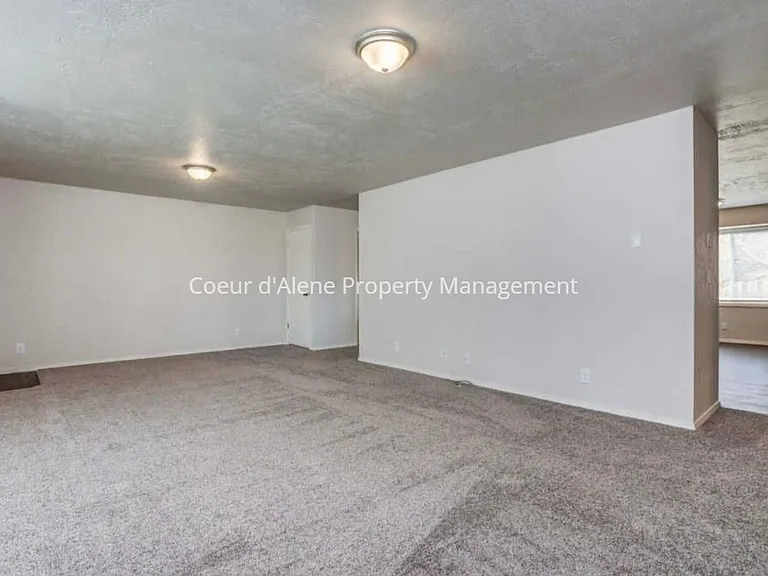 10230 N Hillview Dr — Photo 4