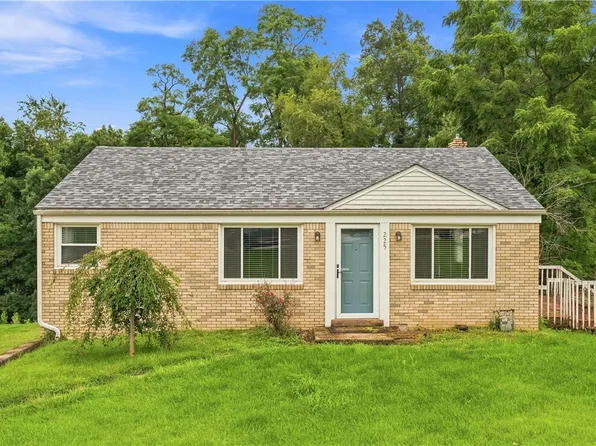 225 Coral Dr, Pittsburgh, PA 15241