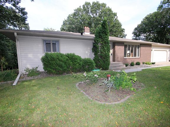 2nd image of 2030 Woodland Ln