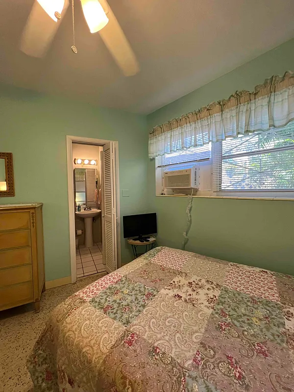 Private bedroom and bathroom with private entrance. Furnished. Walking distance to beach! — Photo 2