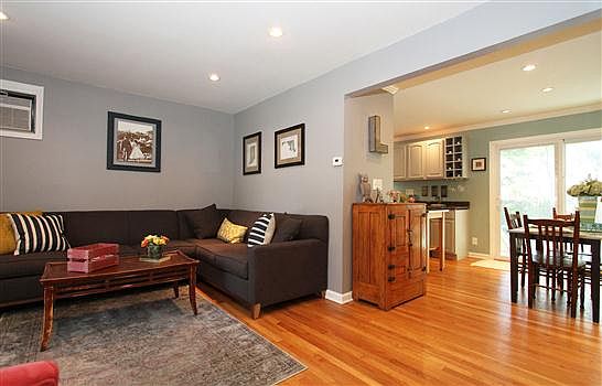 3rd image of 8 Holmes St