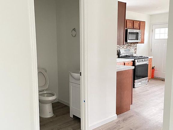 3rd image of 19 East Ave