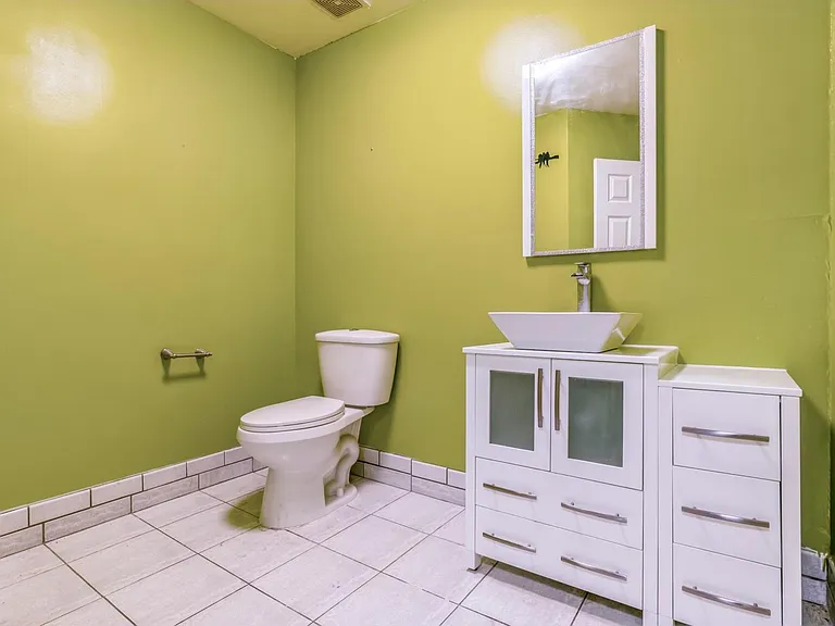 Main floor 1/2 bathroom