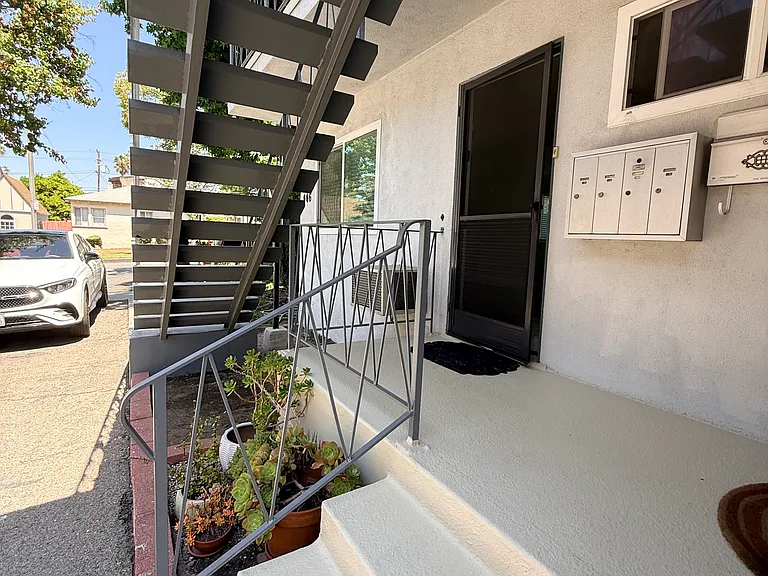 446 E Cypress Ave — Photo 4