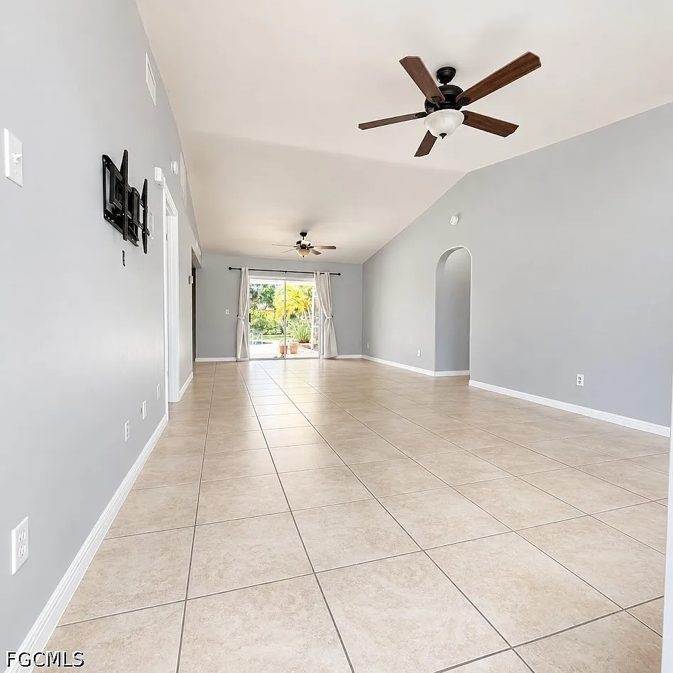 3 bed, 2.0 bath, 1439 sqft, $2,495 — Photo 2