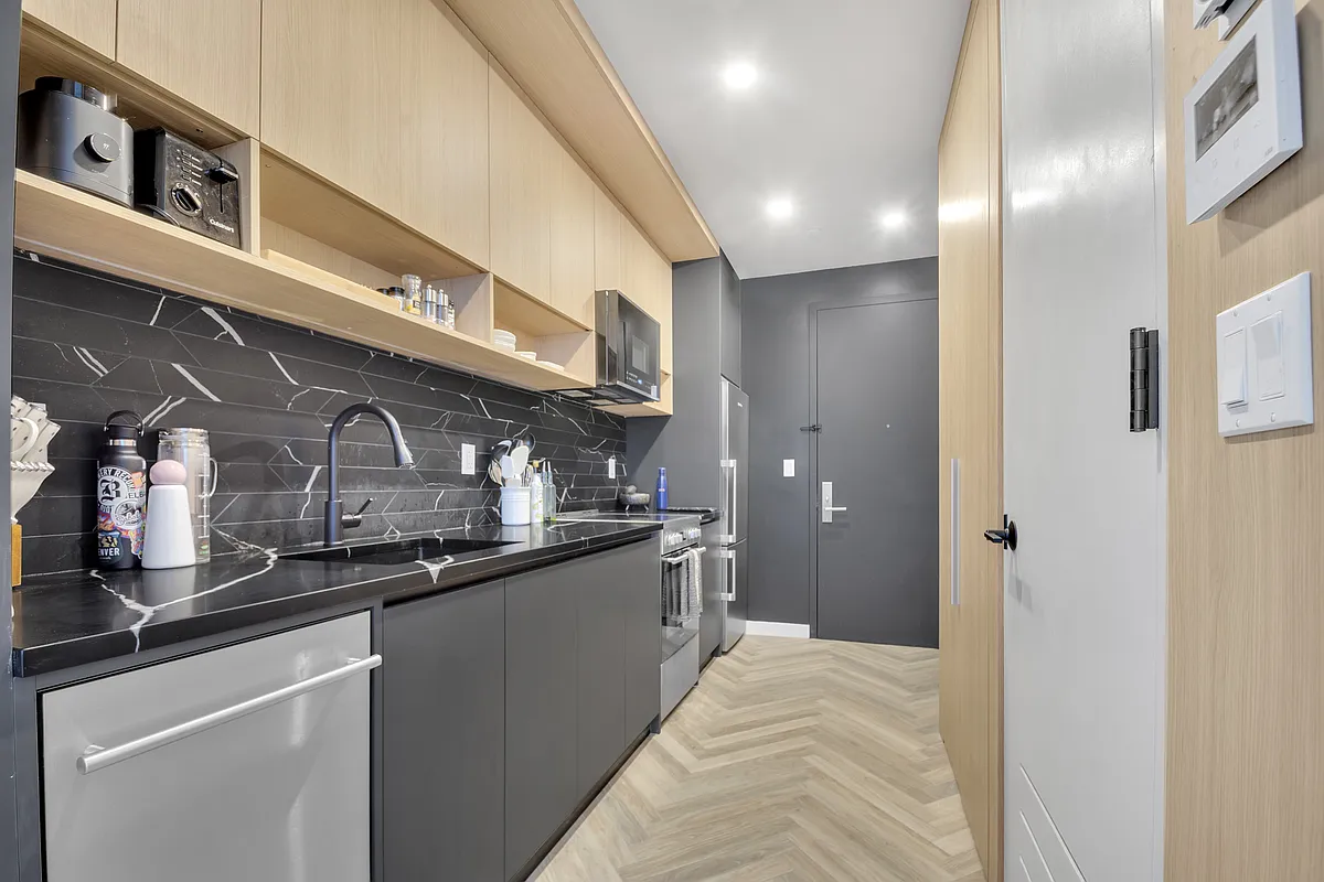 Building Photo - 881 Lexington Ave #302