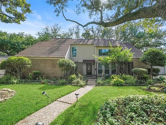2nd image of 11915 Ashmead Dr