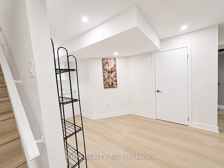 349 Grovehill Cres #LOWER — Photo 11