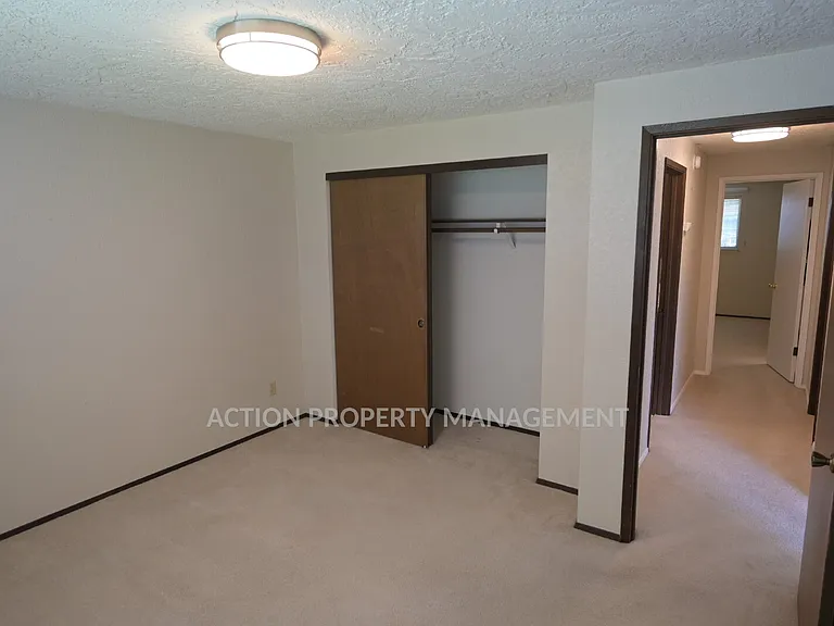 842 N Canterbury Ct — Photo 17
