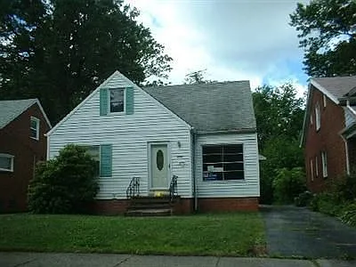 1084 Woodview Rd photo 1