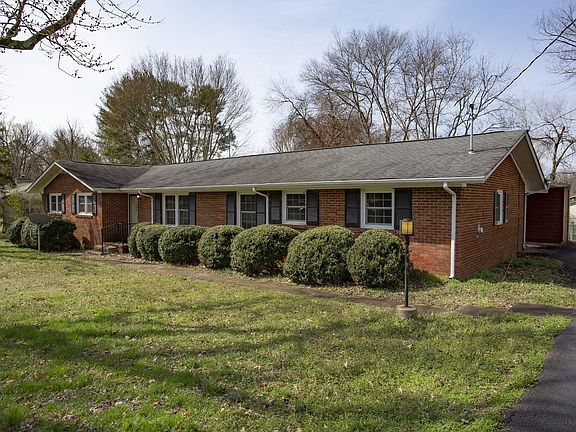 3rd image of 1006 Houston Dr