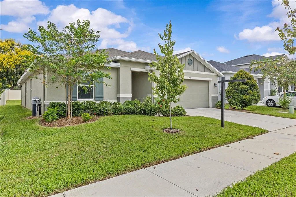 4 bed, 2.0 bath, 1701 sqft, $2,800 — Photo 1