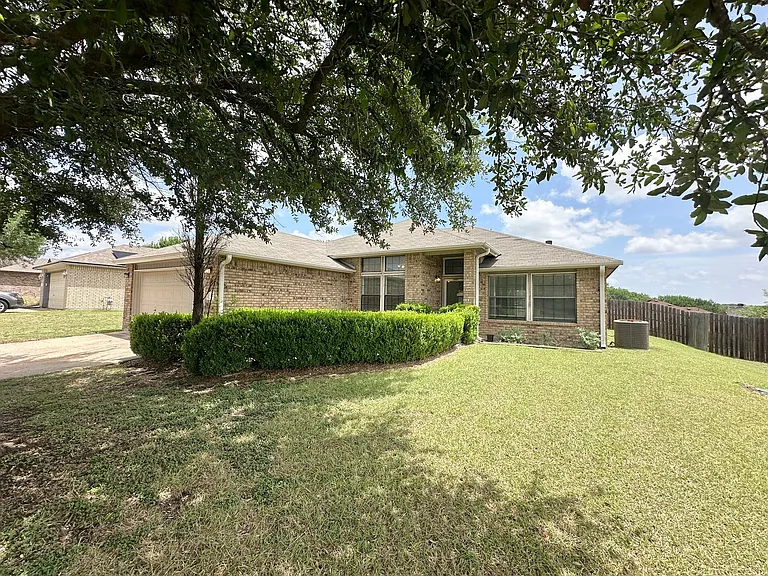 607 Hogan Dr — Photo 1