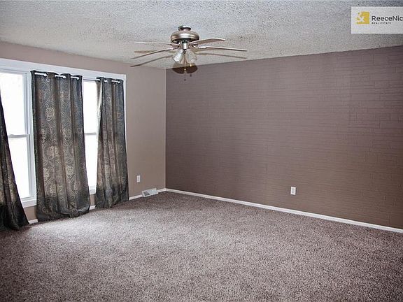 2nd image of 125 SE Castlerock Dr