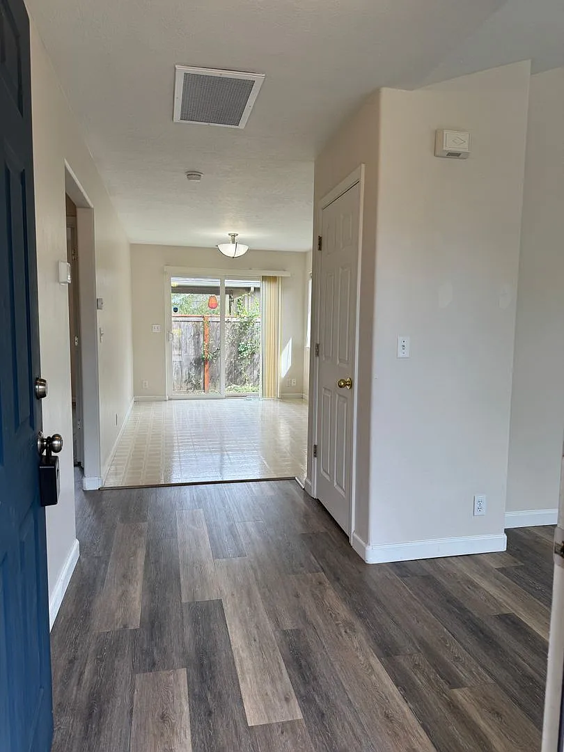 2 bedroom 1 bath duplex with garage! — Photo 2