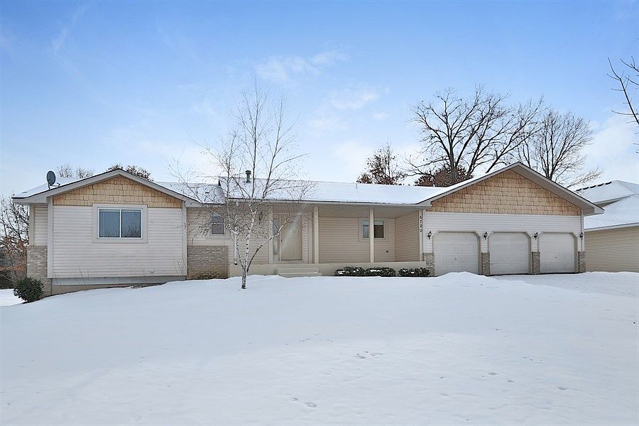 Large rambler w/3 car garage