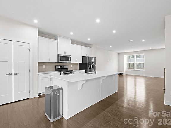 3rd image of 1835 Shumard Ln