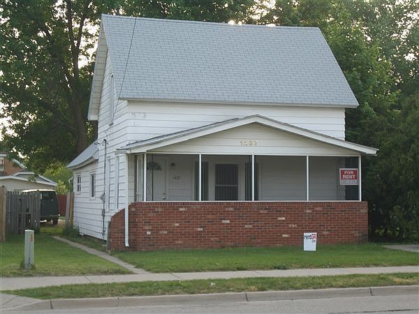 1437 Alpine front porch