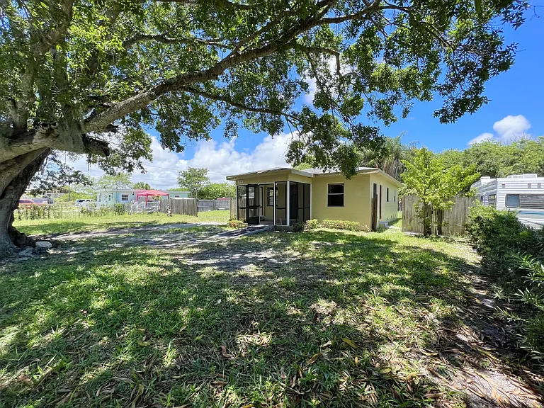 310 Dickson Dr — Photo 22