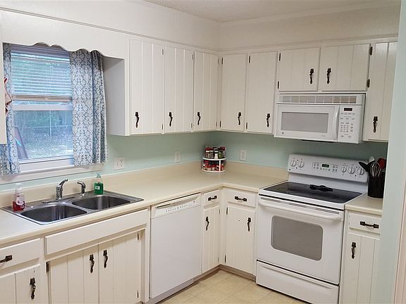 4th image of 21 Willow Pines Ct