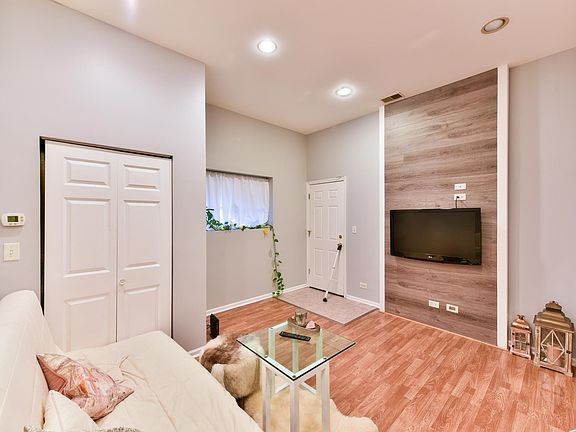 2nd image of 840 N Damen Ave APT 2F