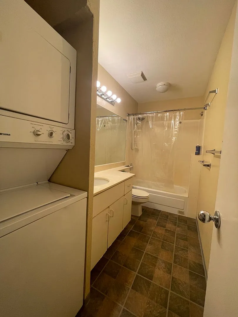 Rare Crosspointe 1 Bed 1 Bath 2 Parking! — Photo 2