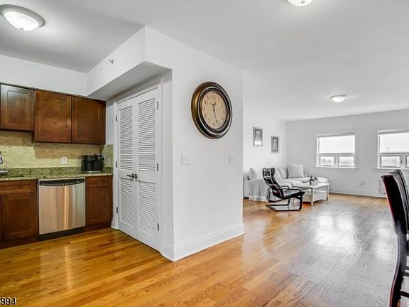 4th image of 809 22nd St APT 1107