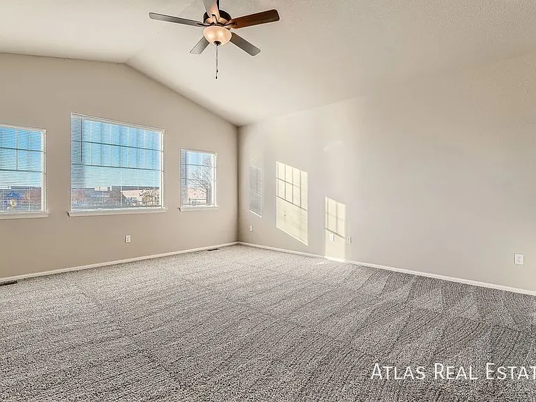 708 Finch Dr — Photo 6