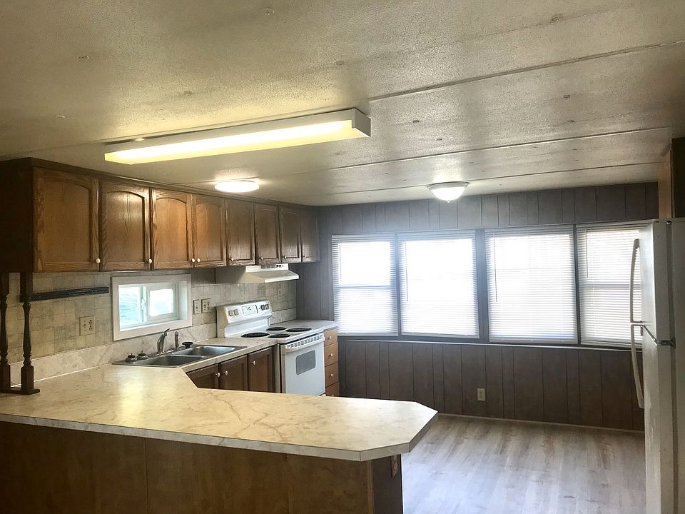 Kitchen w/ Dining Nook & Many Cabinets