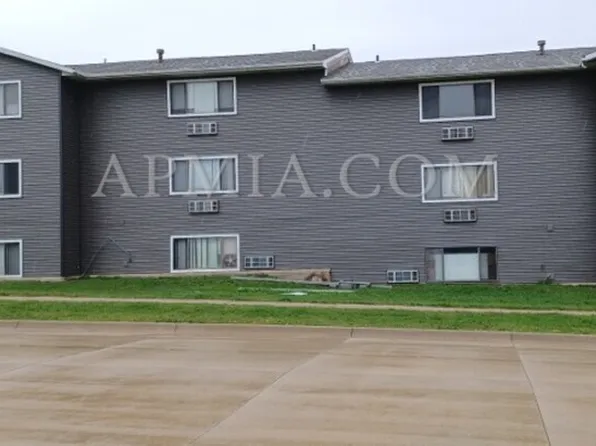 980 Eisenhower Rd #20, Hiawatha, IA 52233