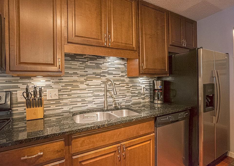 1st image of 947 Pondview Ct