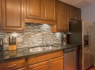 947 Pondview Ct, Vadnais Heights, MN 55127