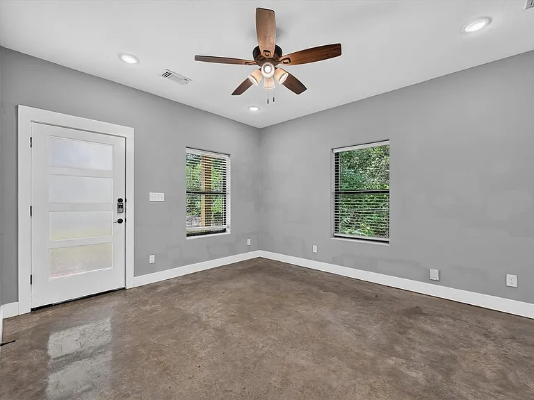 707 E Woodard St — Photo 13