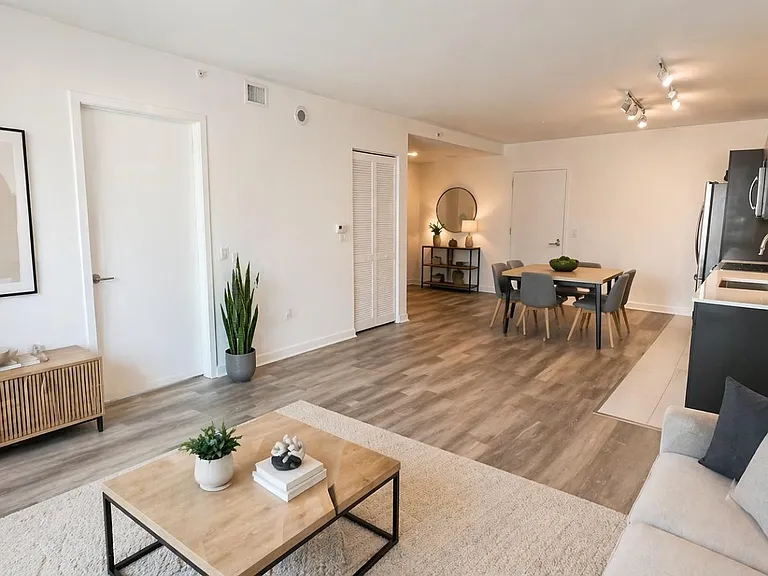 31 SE 6th St #1904 — Photo 9