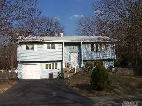 91 Radcliff Dr, Brentwood, NY 11717