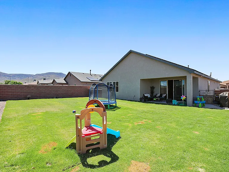 501 Montecito Dr — Photo 35
