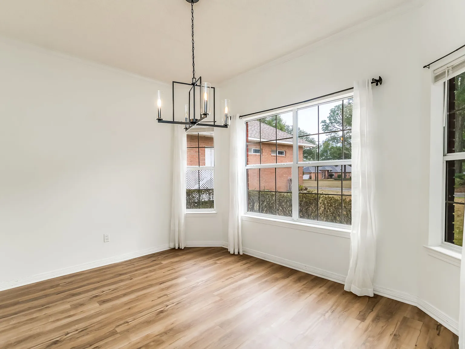 3 bed, 2452 sqft, $2,200 — Photo 3