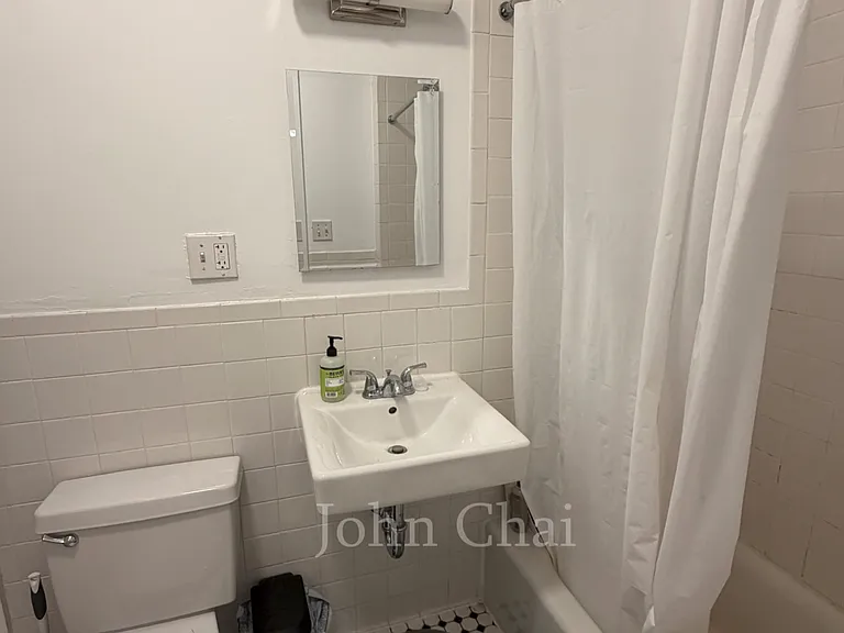 3 Sutherland Rd #4 — Photo 23
