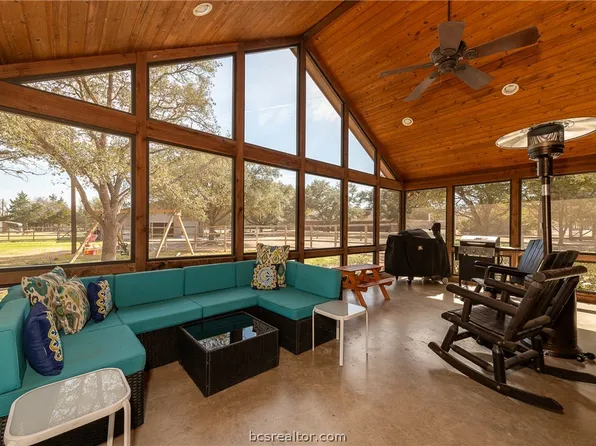 2302 Quail Run, College Station, TX 77845