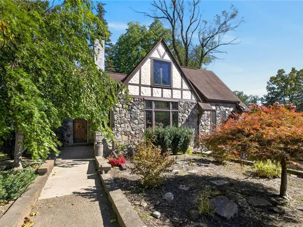 956 S Lincoln Rd, East Rochester, NY 14445