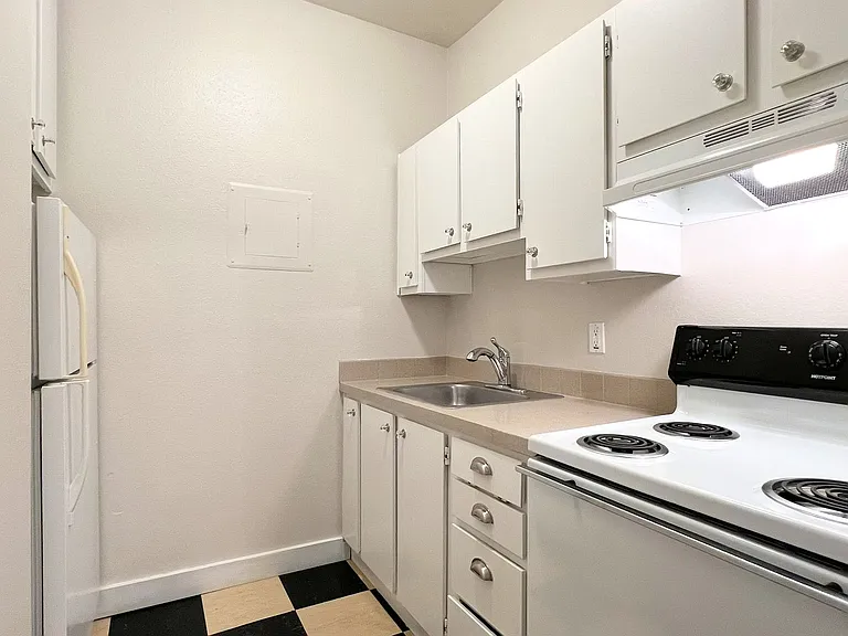 Marcella Apartments — Photo 17