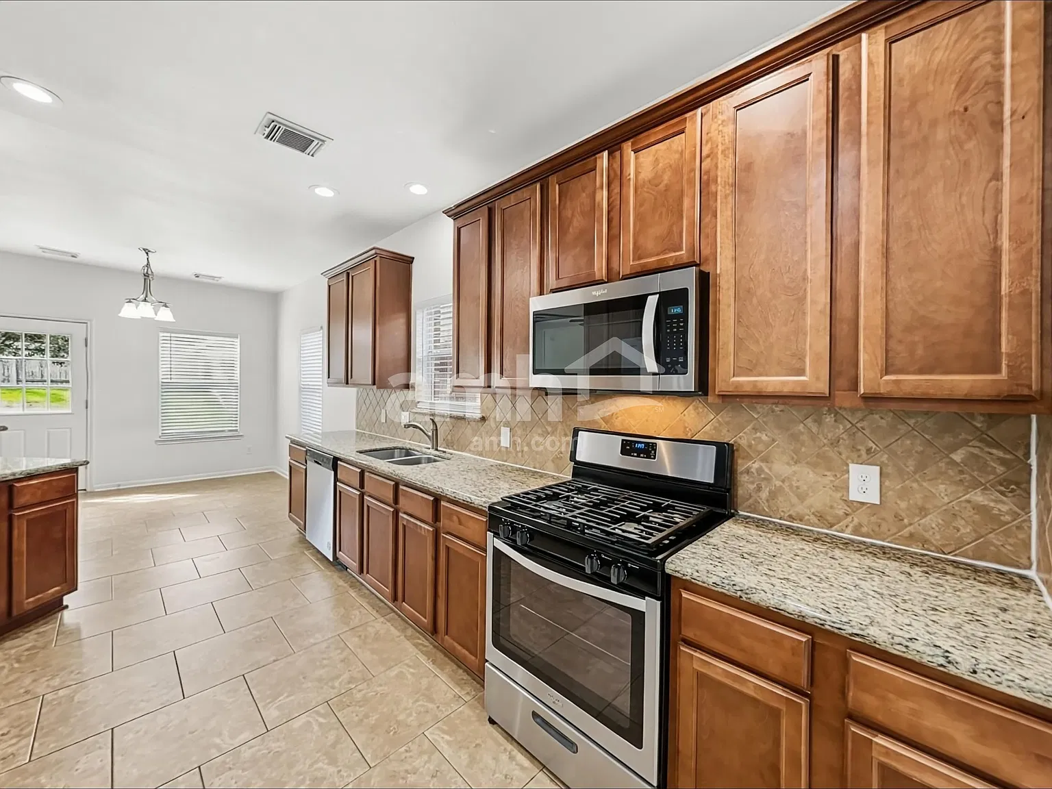 4 bed, 2.5 bath, 2324 sqft, $2,285 — Photo 4